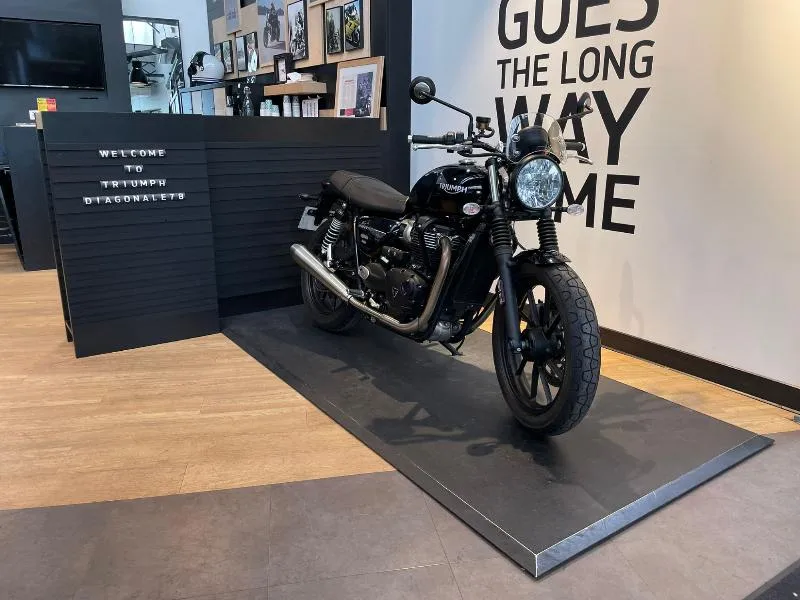 STREET TWIN  900 2021