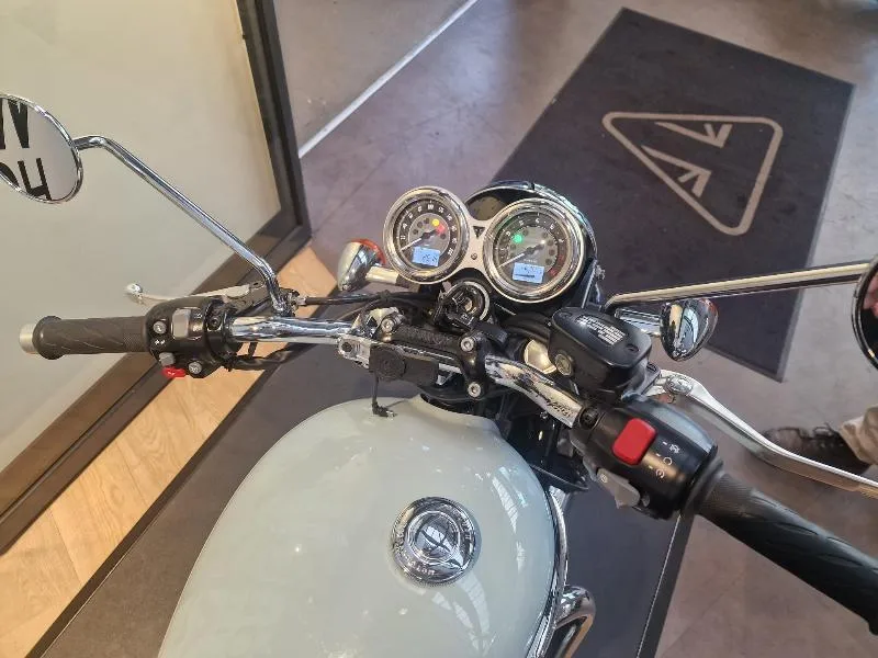 BONNEVILLE T120
