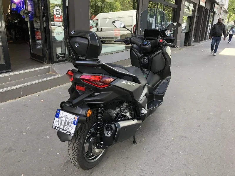 XMAX 300