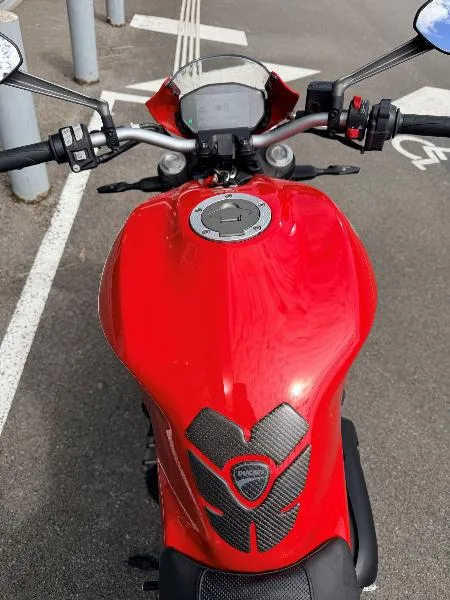 MONSTER 821
