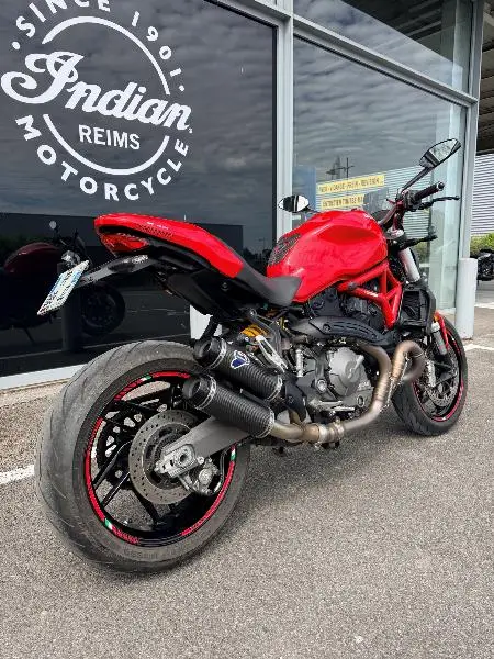 MONSTER 821