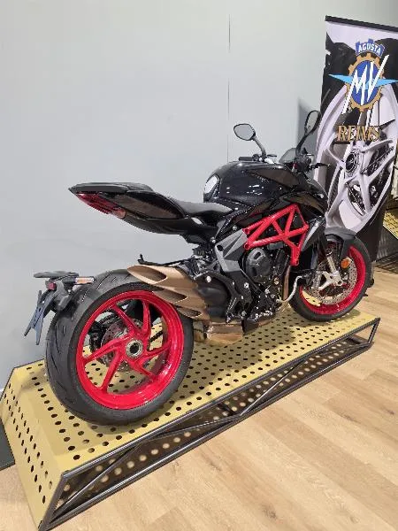 BRUTALE 800