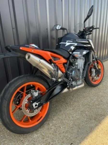 890 DUKE R