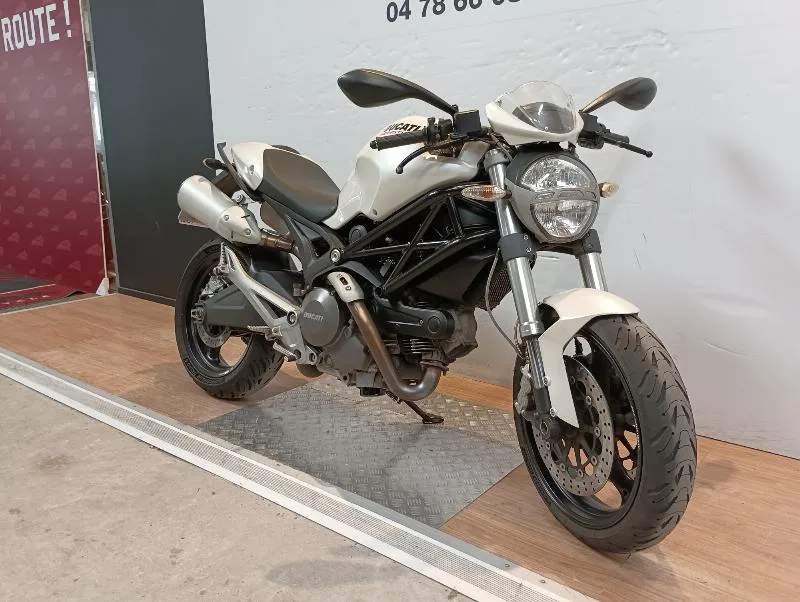 MONSTER 696