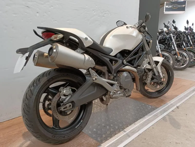 MONSTER 696