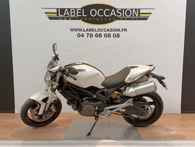 MONSTER 696