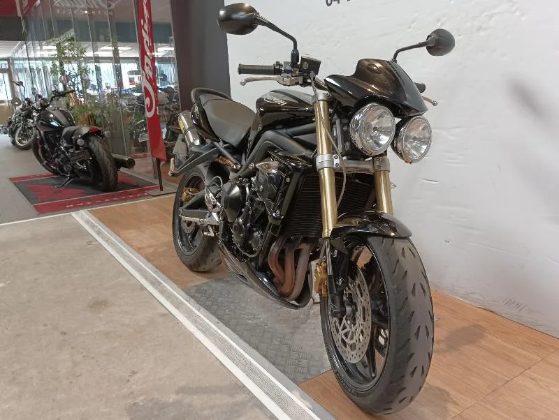 STREET TRIPLE 675