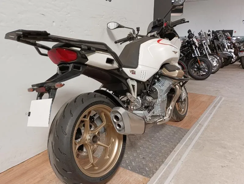 V100  MANDELLO