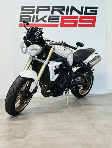 STREET TRIPLE 675