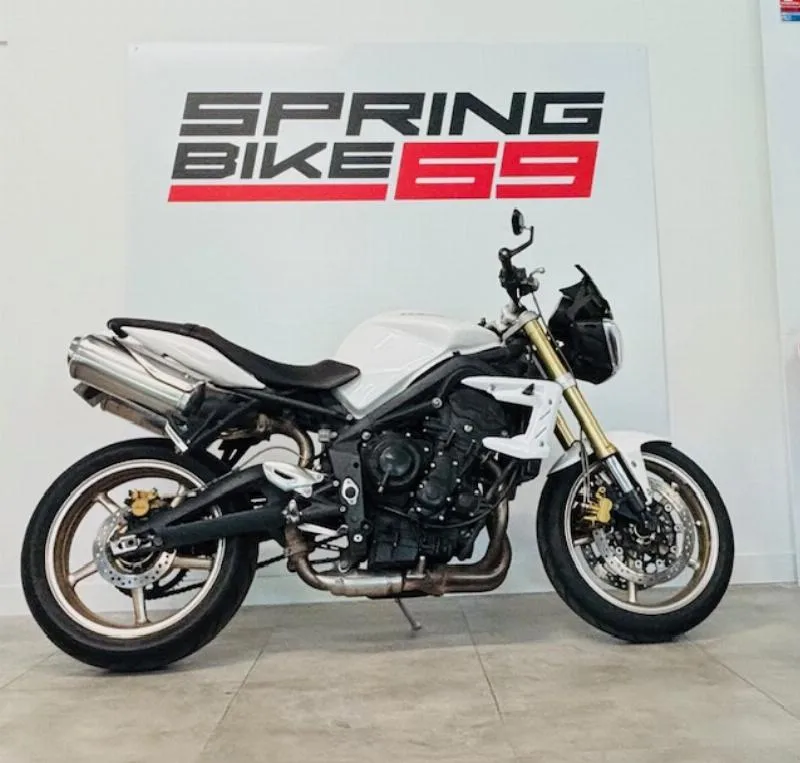 STREET TRIPLE 675
