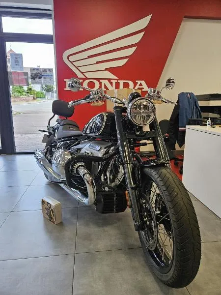 R 18 Custom