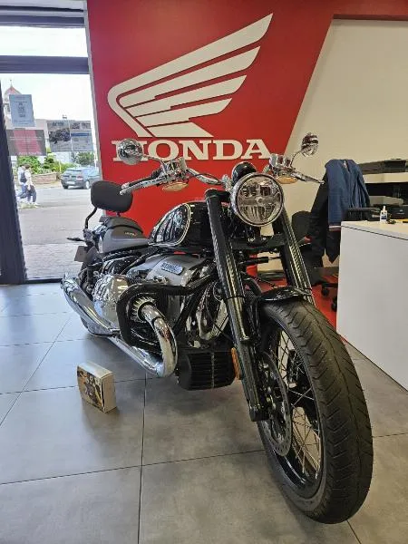 R 18 Custom