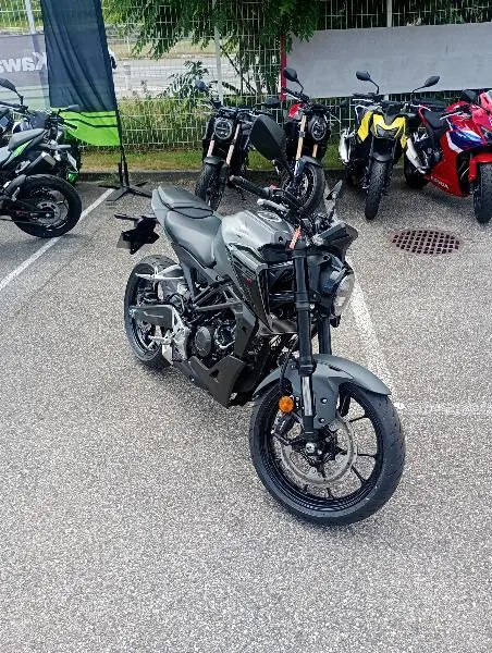 CB 125  R