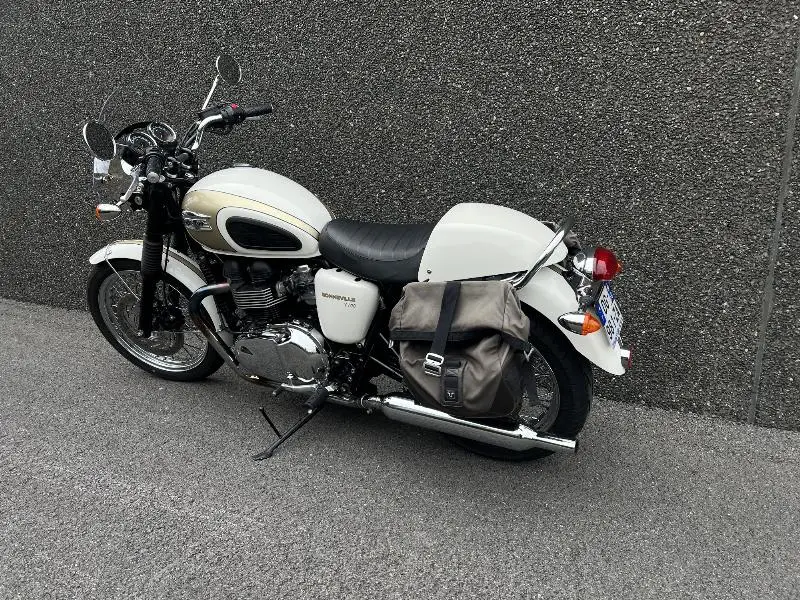 Bonneville T100