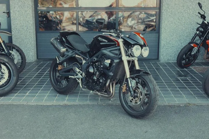 STREET TRIPLE 675