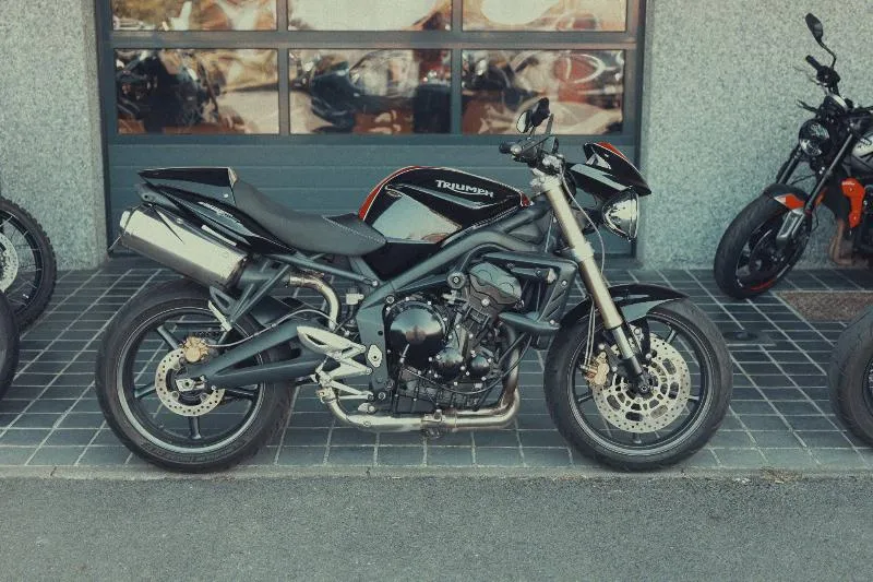 STREET TRIPLE 675