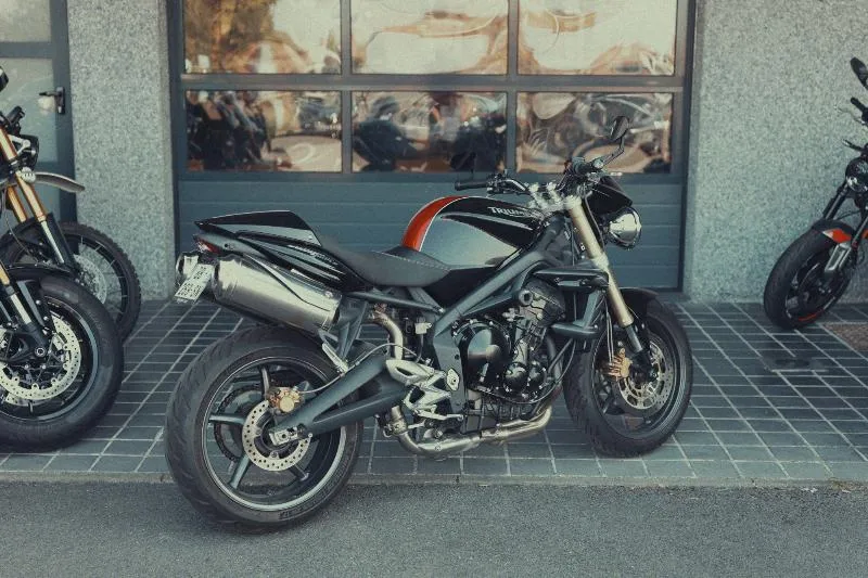 STREET TRIPLE 675