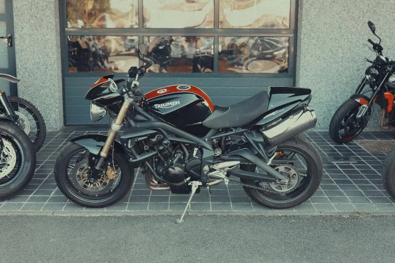 STREET TRIPLE 675