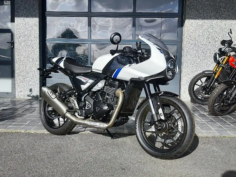 THRUXTON 400