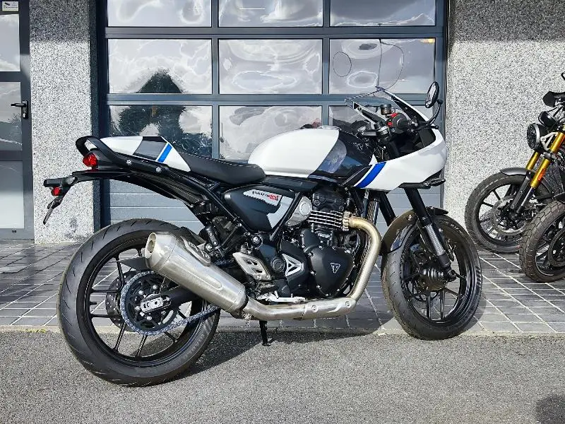 THRUXTON 400
