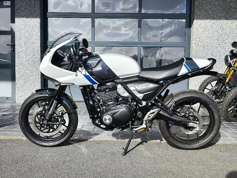 THRUXTON 400