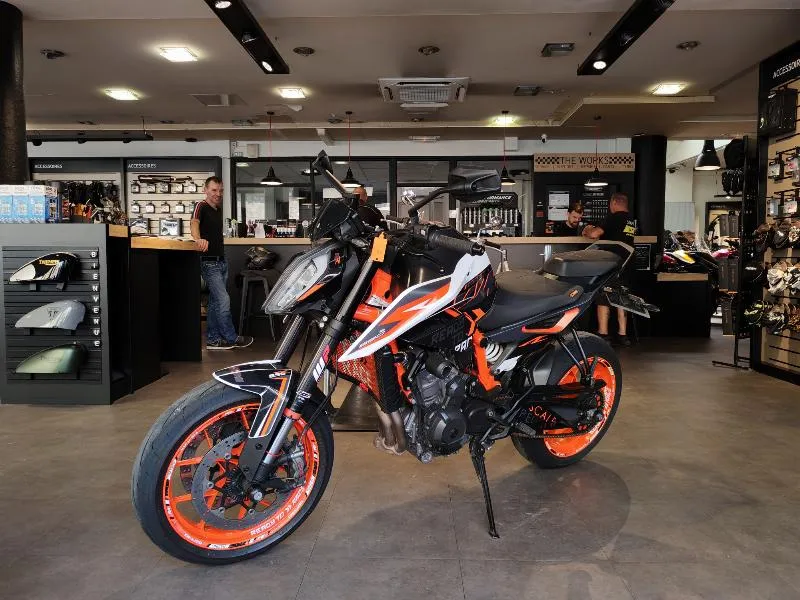 890 DUKE R