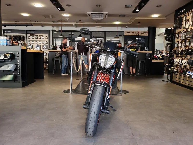 890 DUKE R