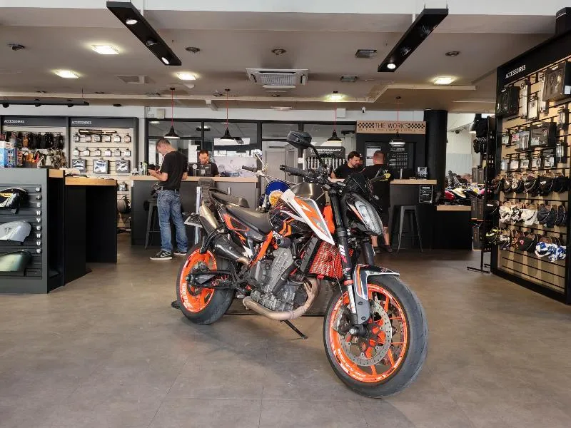 890 DUKE R