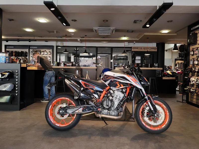 890 DUKE R