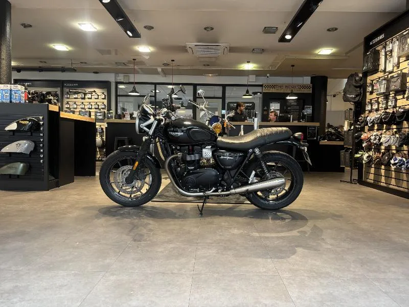 STREET TWIN  900