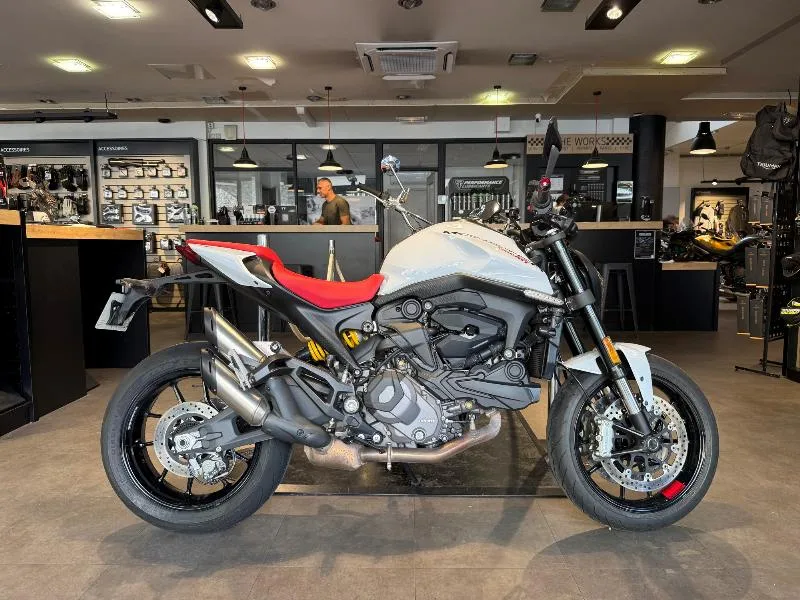 MONSTER 900