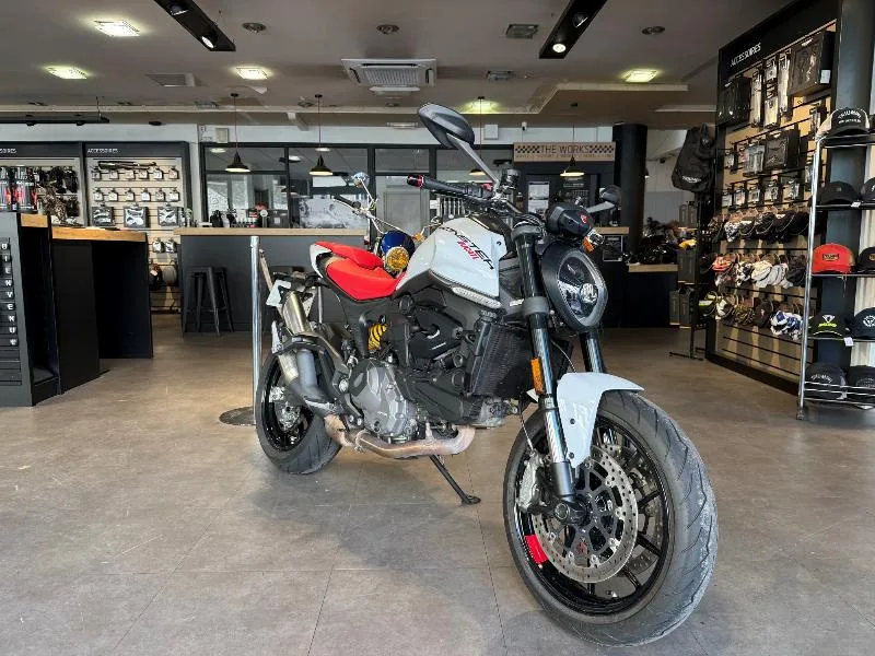MONSTER 900