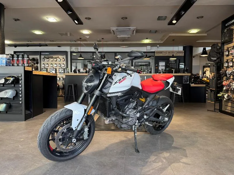 MONSTER 900