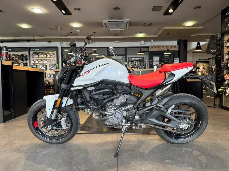 MONSTER 900