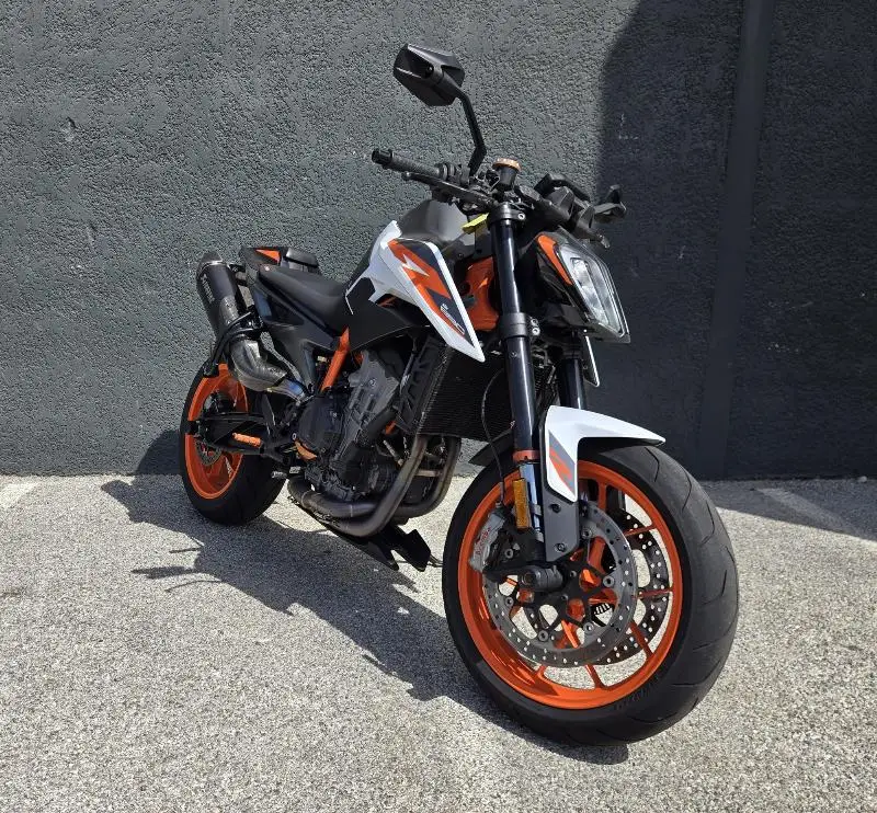 890 DUKE R