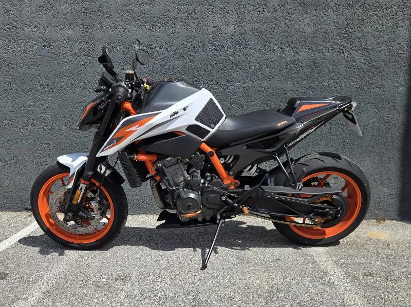 890 DUKE R