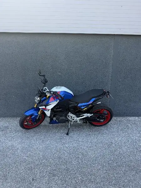 F 900 R