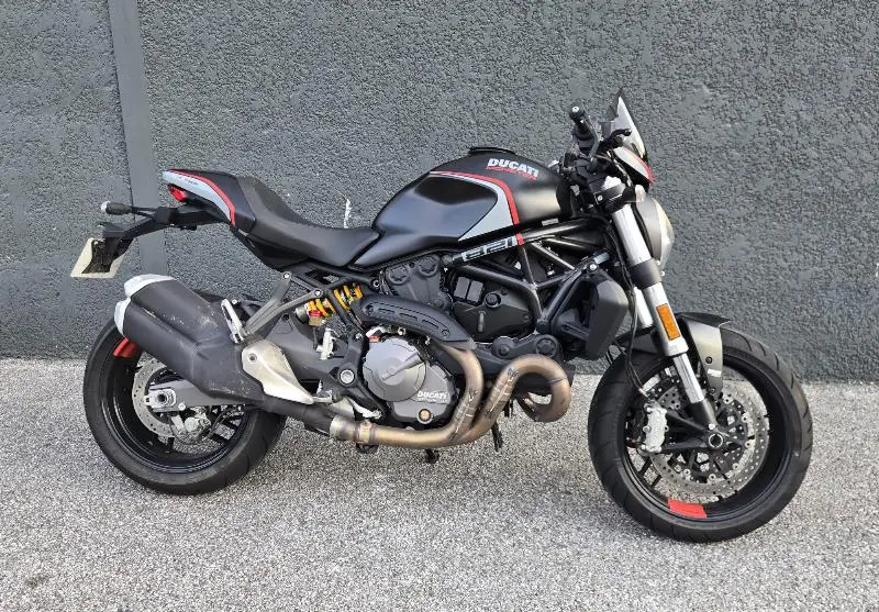 MONSTER 821
