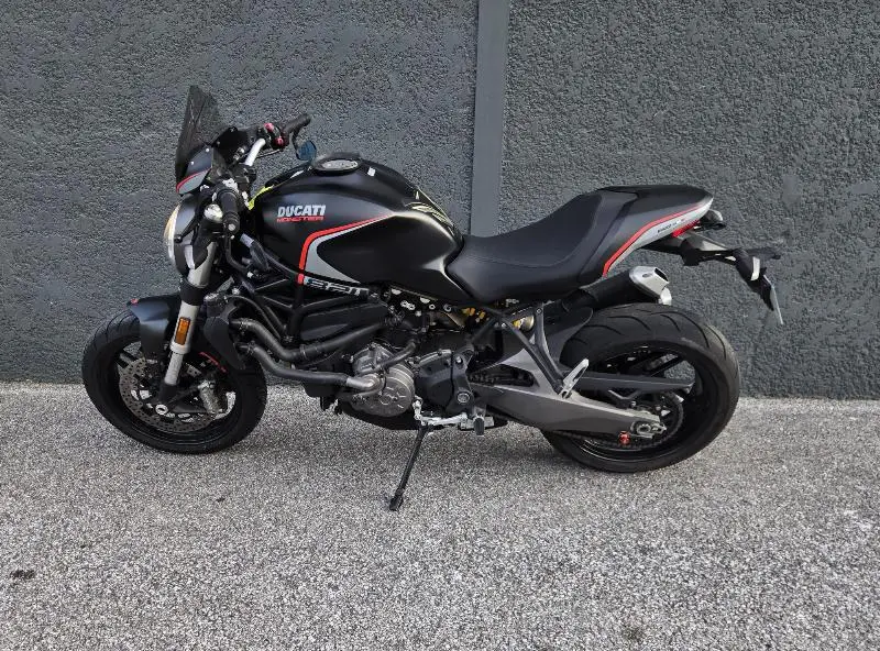 MONSTER 821