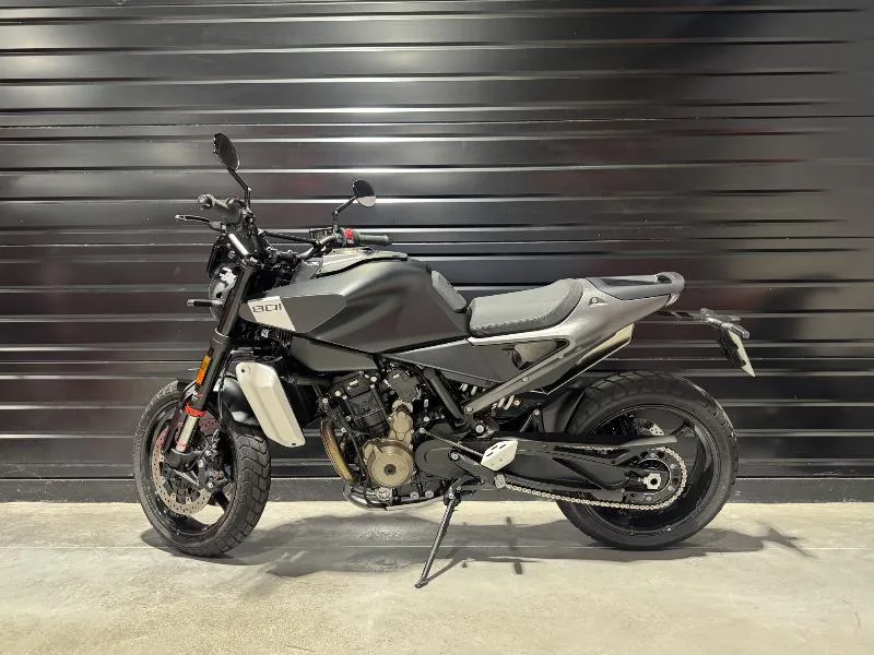 HUSQVARNA 801 SVARTPILEN 2024