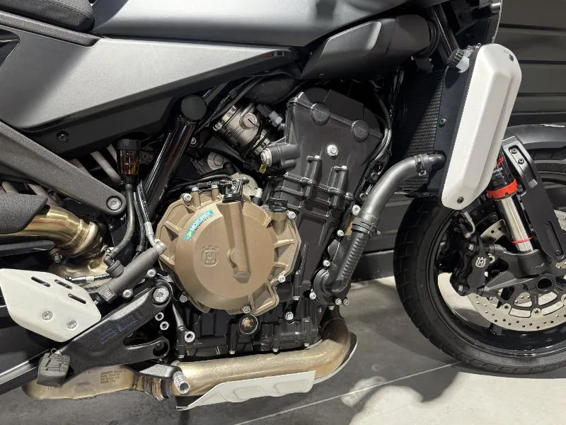 HUSQVARNA 801 SVARTPILEN 2024