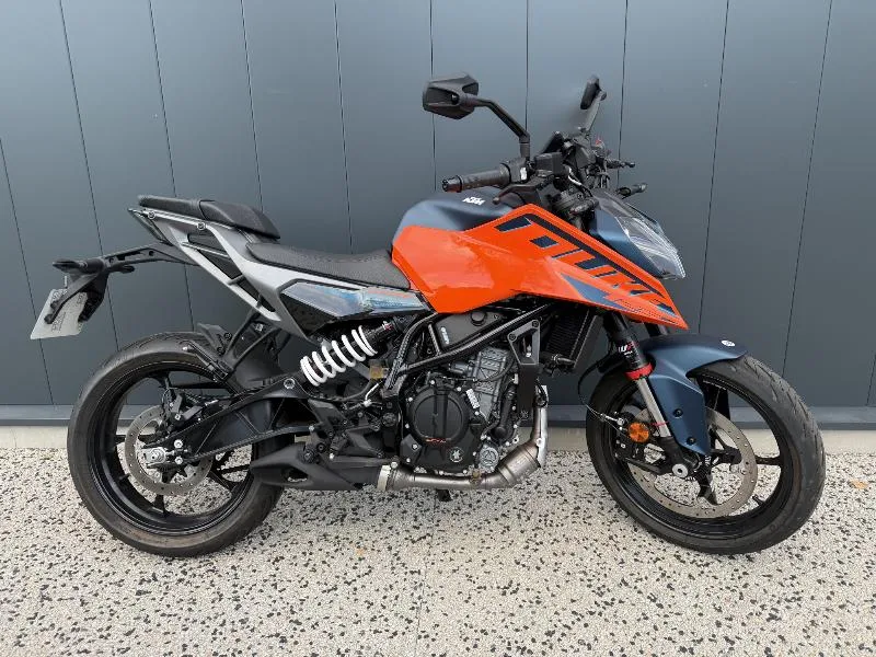 KTM 125 DUKE 2024  950 KM