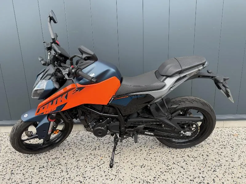 KTM 125 DUKE 2024  950 KM