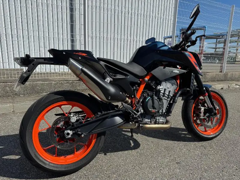 890 DUKE R