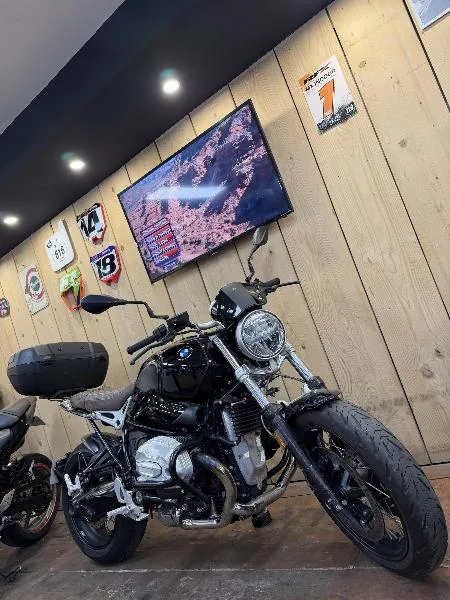 R NineT