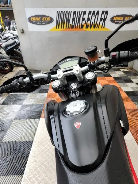 HYPERMOTARD 821