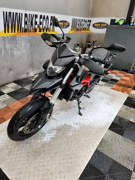 HYPERMOTARD 821