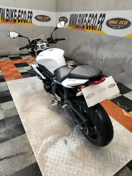 STREET TRIPLE 675