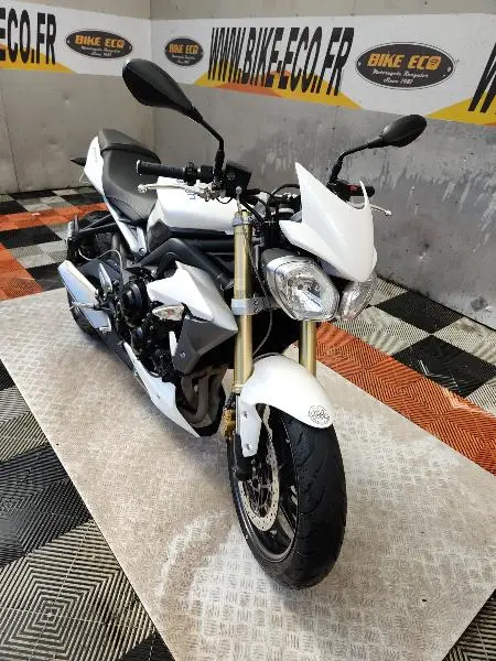 STREET TRIPLE 675