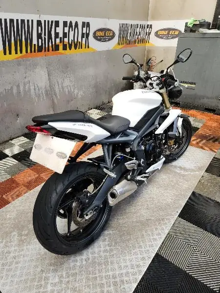 STREET TRIPLE 675